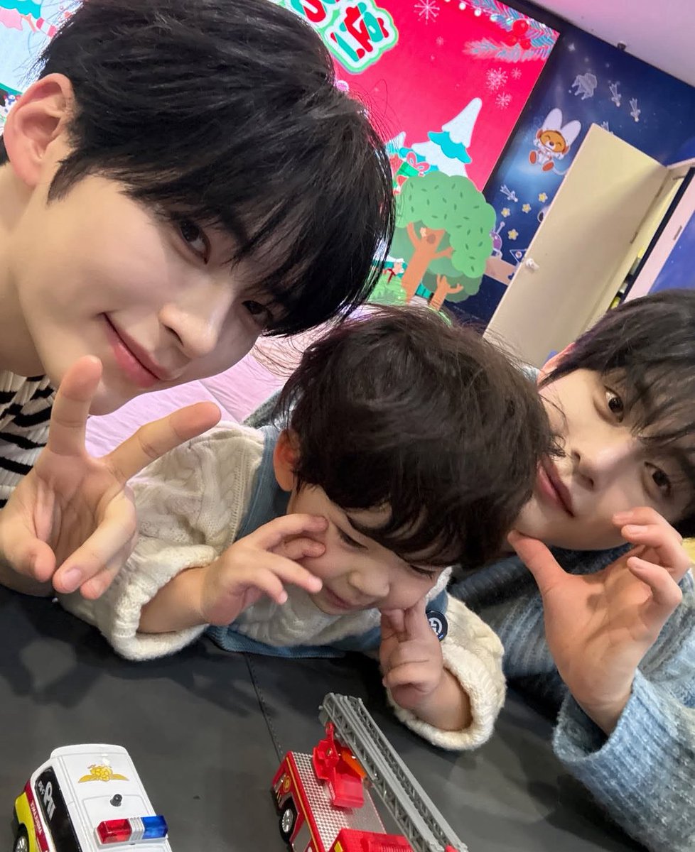 uing1214's tweet photo. 셋이언제부터친구먹음
내눈에만동갑처럼보야? https://t.co/q7qCoAs23N