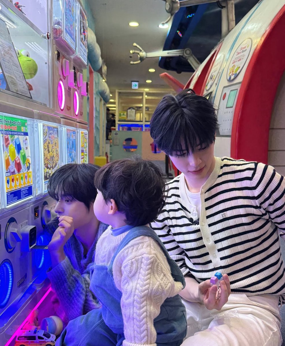 uing1214's tweet photo. 셋이언제부터친구먹음
내눈에만동갑처럼보야? https://t.co/q7qCoAs23N