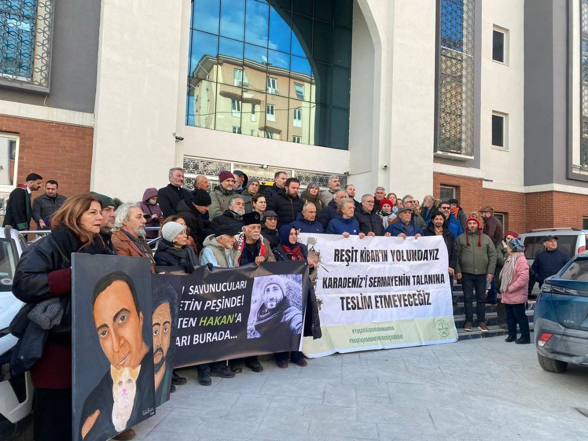 espresmi's tweet photo. PM üyemiz ve Rize Temsilcimiz Tugay Köse ile birlikte Artvin’de, Cankurtaran mevkisinde ağaç kıyımını engellemek isterken katledilen Reşit Kibar için adalet talebiyle Artvin Adliyesi'ndeyiz.

Yaşam alanını, ormanını savunduğu için katledilen Reşit Kibar için adalet demeye, Reşit Kibar için adalet aramaya devam edeceğiz.