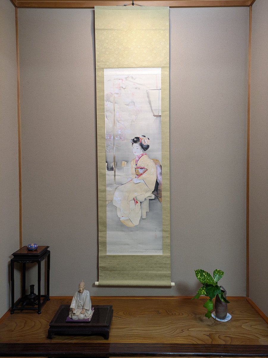 KazSilverlining's tweet photo. Once every two months, change of  hanging scroll in alcove of mother’s house from the New Year to the season of celebration for healthy growth of girls” , 3rd March.
Replacing the   call seasons.
Approaching to Spring, beautiful &amp; bewitching Japan style paintings fits. https://t.co/XwEXGmakxG