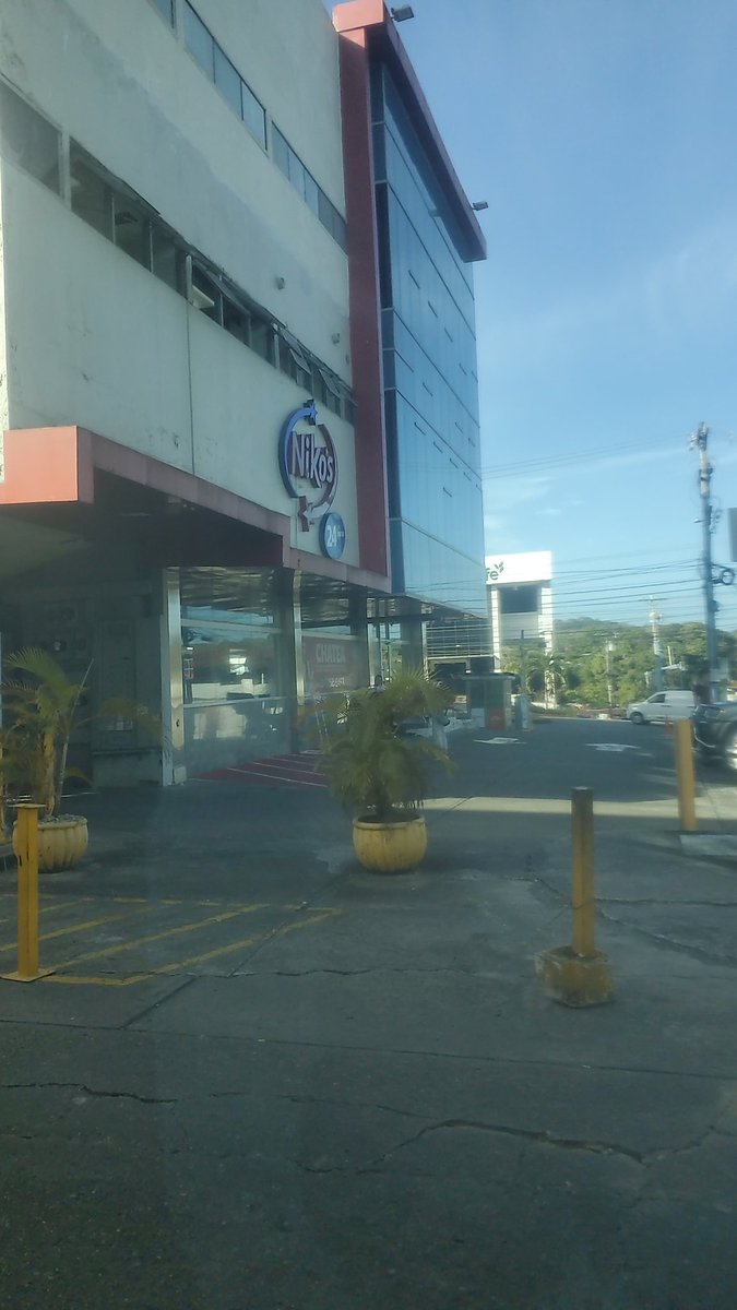 Que SUERTE LA DE LOS PANAMEÑOS...casi me meten preso DOS LINCE nose si me vieron cara de VENEZOLANO o peor COLOMBIANO sin saber soy CHOLITO DE TOLE...clase de país BASURA COMO DE DECIA mi abuelo FIDEL...los maleantes, narcos y ladrones MURTOS DELA RIS A...cojan tontos PTYsss