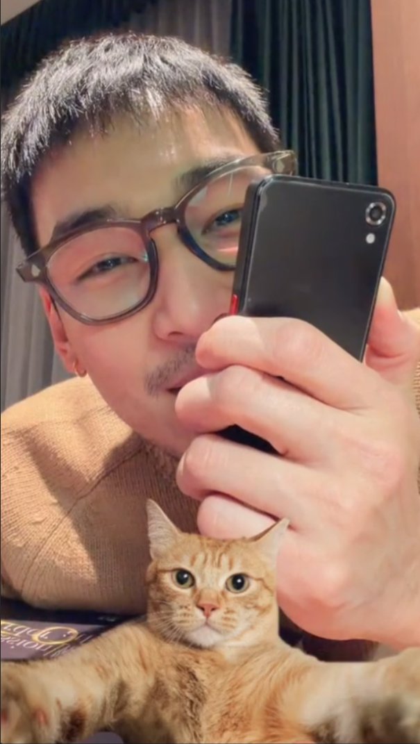 Didn't catch APO's IG Live in full but I wasn't expecting to see 👓 + 🧔 sweater Po !!!
Awwwww Apo having fun with the translator device and says buy tickets and see yall tmr!

Join your next Fansign Po, waiting for more locations to be announced 🫶

#ApoNattawin <a href="/Nnattawin1/">Nnattawin</a>