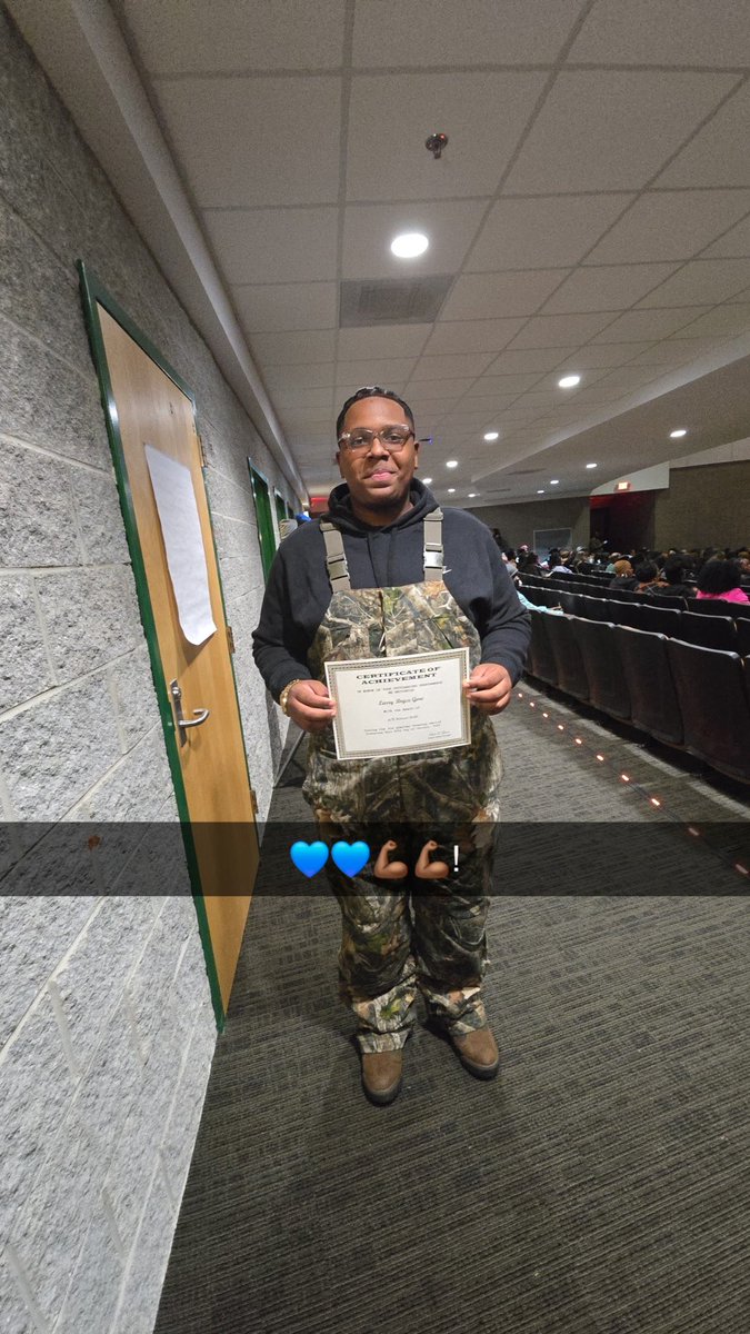LarryGore55x's tweet photo. Not only a dog on the field but a dog inna classroom too 🐶💪🏽 #StudentAthlete @LakeMarionHigh https://t.co/lRJYotPoUW