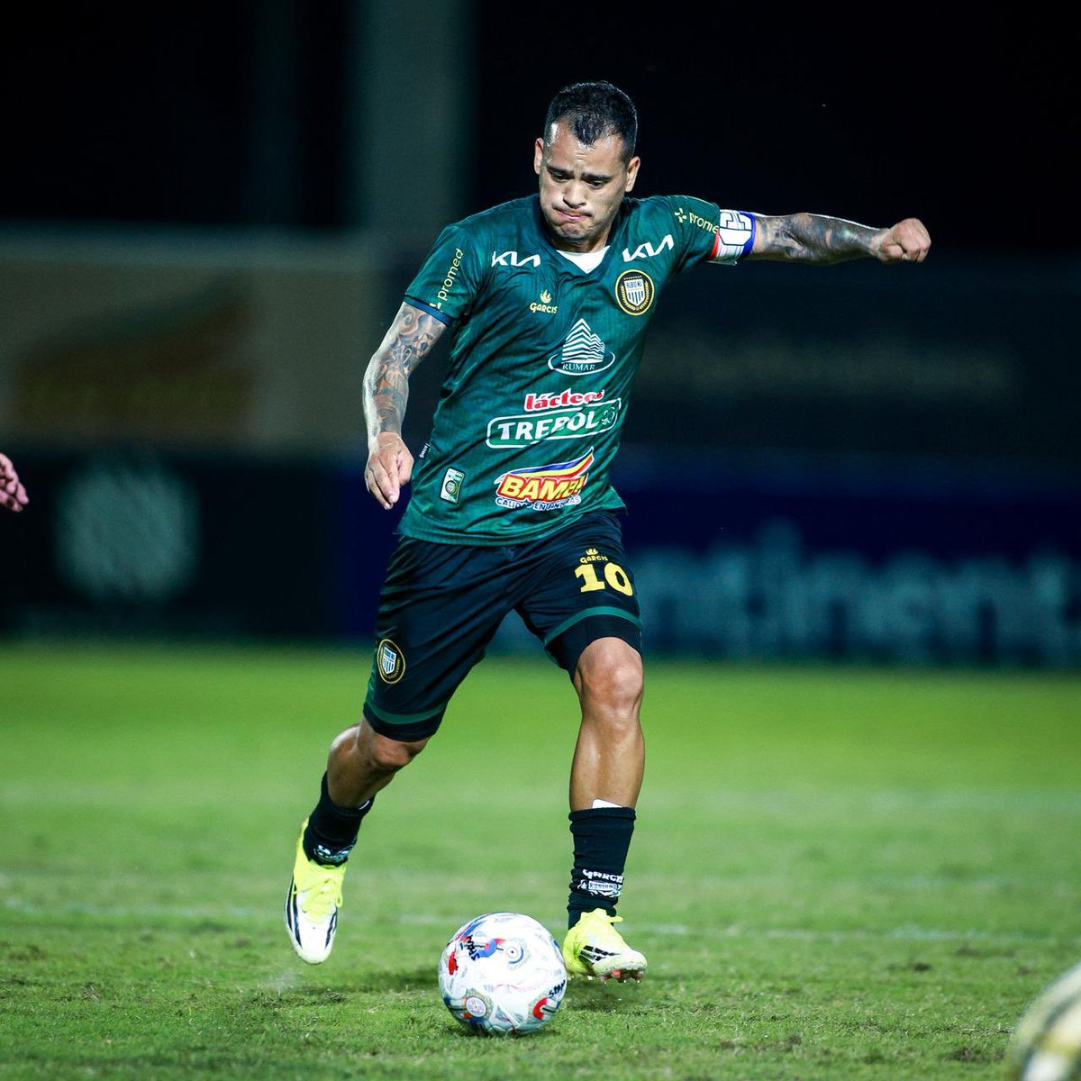 Podemos hablar del 10 de Rubio Ñu? Tremendo crack el Willy Mendieta, más vigente que nunca a sus 37 años.