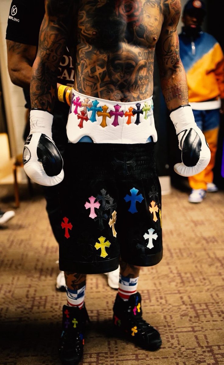 purplehearttboy's tweet image. Still da hardest outfit i done seen.