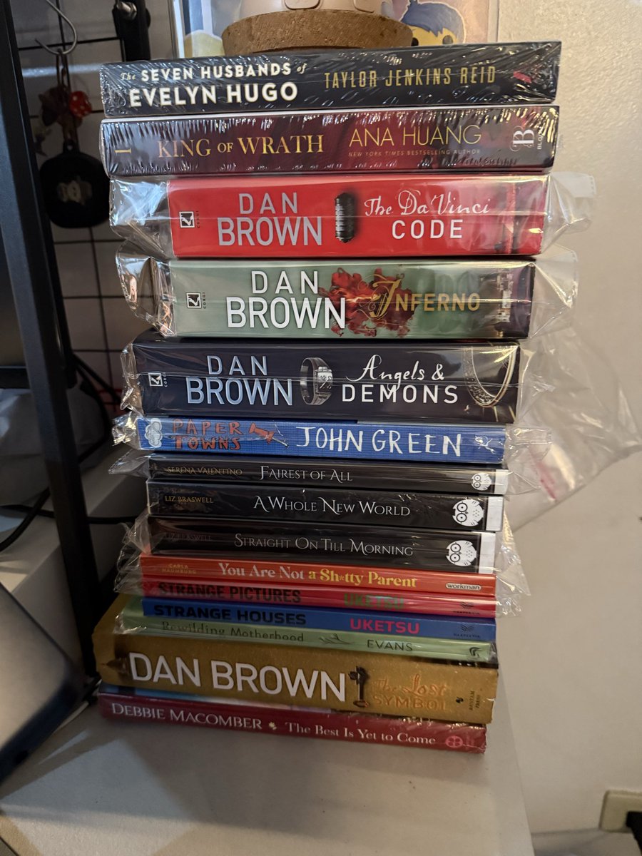 reneeneesme's tweet photo. Ayaw ko na hahahaha matatapos ko ba tong mga to ngaung taon haha 

Nakakamiss lang talaga magbasa libro haha kaso isang episode lang sa mga pinapanuod ko di pa ko umaabot ng kalhati haha https://t.co/gHf3PMS56J