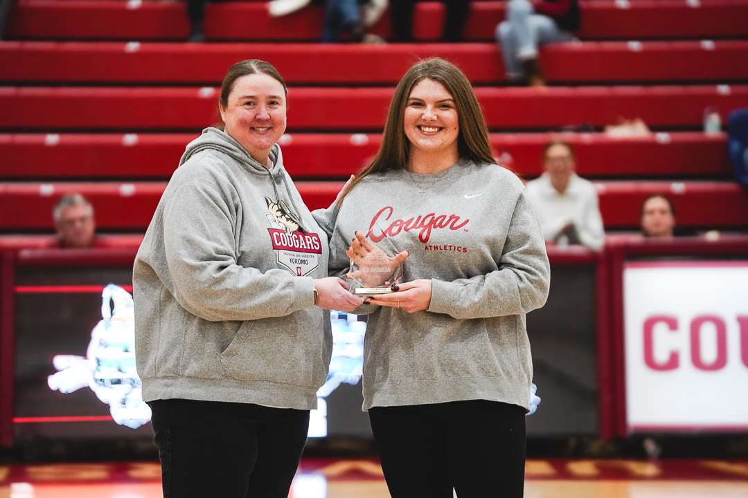 IUKAthletics's tweet image. 𝐀 𝐬𝐭𝐚𝐧𝐝𝐚𝐫𝐝 𝐨𝐟 𝐞𝐱𝐜𝐞𝐥𝐥𝐞𝐧𝐜𝐞.🐾🏐

We honored senior Lexi Broyles at halftime Wednesday night for an unforgettable career, highlighted by becoming IU Kokomo Athletics’ first four-time NAIA All-American, elevating an already proud volleyball tradition.

#RollCougs