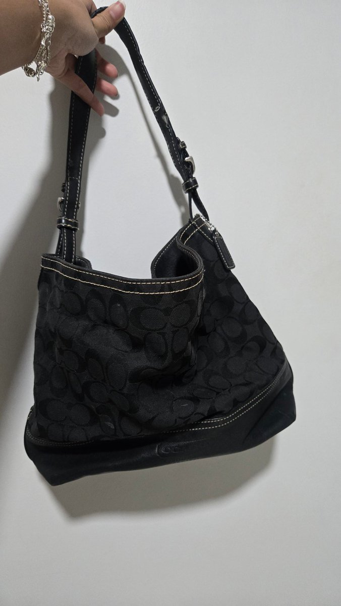 Chanimeoww's tweet photo. Coach ทรงทั้ง
ข้างในเลอะหมึกนิดหน่อยข้างนอกมีรอยจุดเดียวตามรูปใส่ไอแพดได้
ราคา 350 ส่งฟรี 
#coach #ส่งต่อกระเป๋ามือสอง #ส่งต่อกระเป๋า #ส่งต่อCoach #ส่งต่อ #ส่งต่อกระเป๋าcoach #ส่งต่อเสื้อผ้า #ส่งต่อ��องเท้า #ส่งต่อเสื้อผ้ามือ2 https://t.co/p13pAynqOT