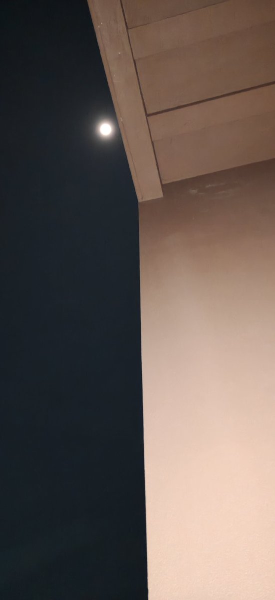 Namiishahh's tweet image. वो कौन था जो दिन के उजाले में खो गया
ये चाँद किस को ढूँडने निकला है शाम से
#Raat #Chand #Aur #Main