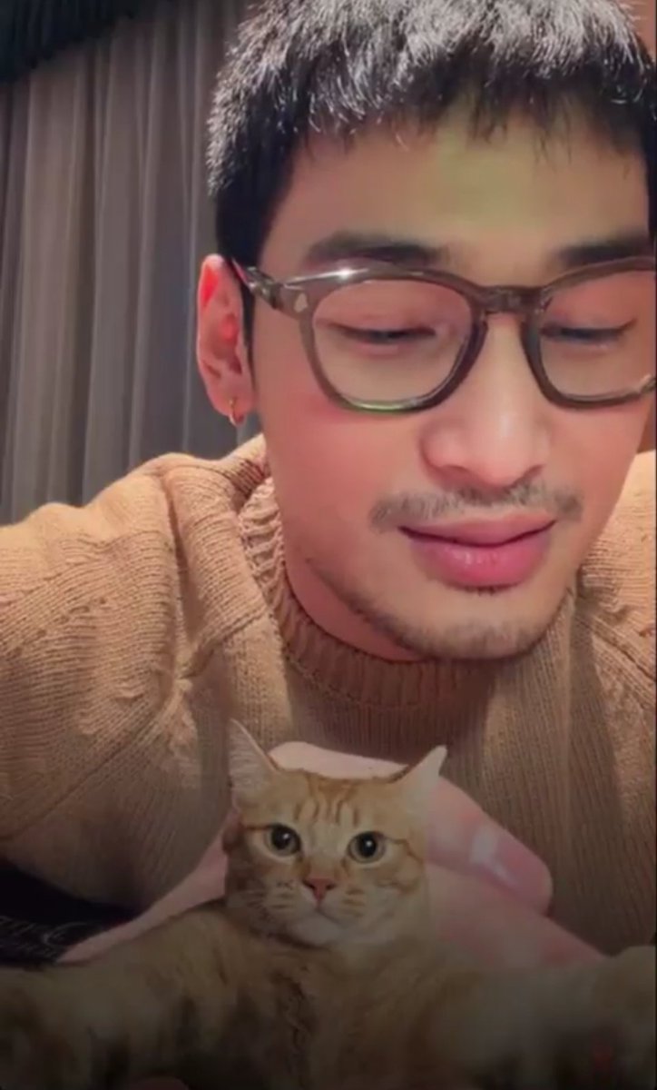 cssantmoon's tweet image. He's so handsome, he's so cute, he's everything 🌙✨

#ApoNattawin #Apocolleagues