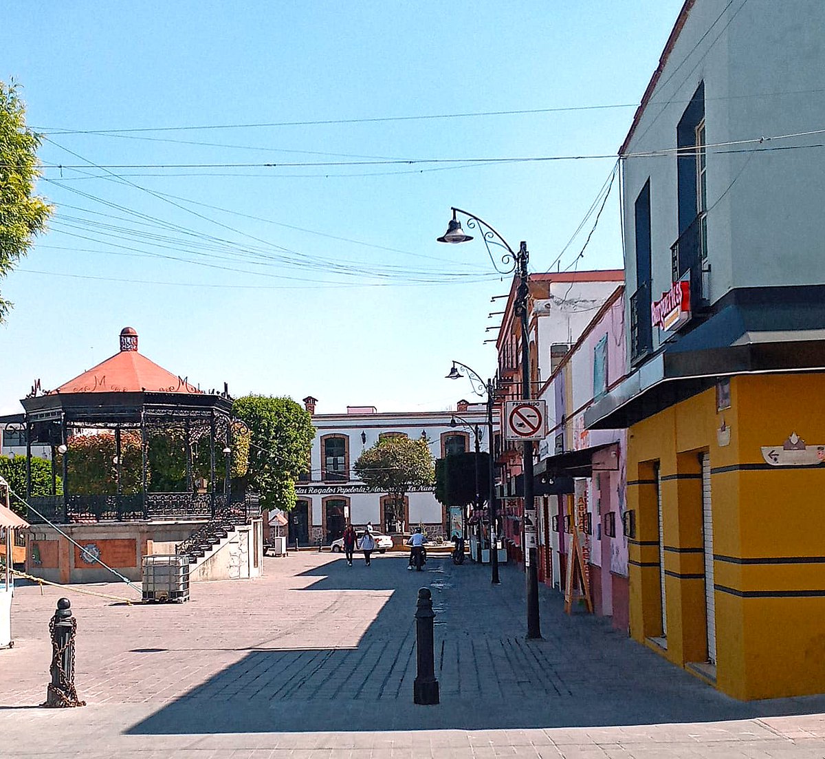 #PuebloMagicoMetepec, Es viernes y dar un paseo por la Plaza Juárez de Metepec es una buena opción para tomar un café, ir a comer en alguno de los locales de gastronomía o disfrutar de una nieve.
