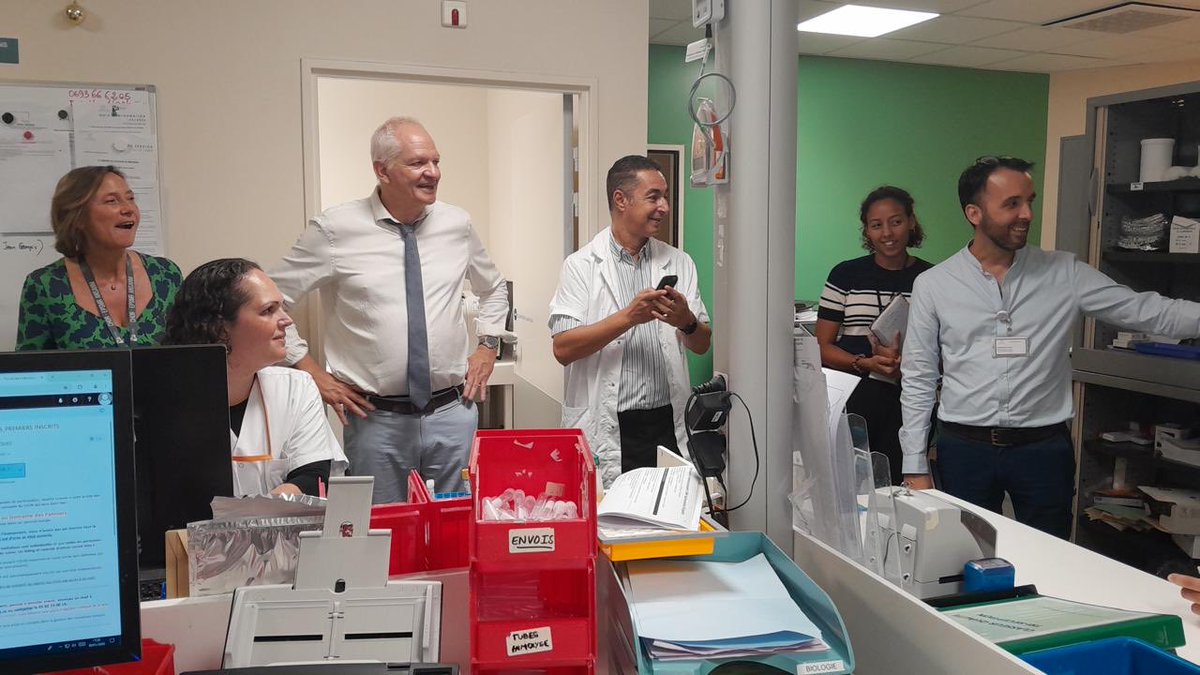 ARS_LaReunion's tweet photo. Visite de @CoipletJj DG ARS La Réunion au CHOR : 
➡️rencontre avec la direction et sa communauté médicale, visite locaux 
🎯échanges riches, centrés sur les projets et les enjeux de santé du territoire
Le DG salue l’engagement du personnel et réaffirme son soutien au CHOR https://t.co/E8oLUbJ4PN