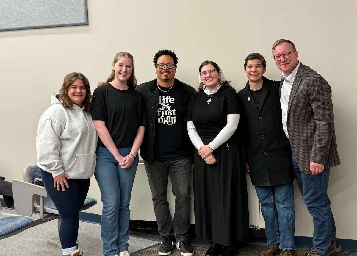 lifehaspurpose's tweet image. Messiah students braved the freezing cold to learn about the injustice of #abortion. Loved their curiosity &amp;amp; passion to do what's right. Honored to speak at our alma mater, @messiah_univ, and give our #Abortion101 talk. Great Q&amp;amp;A. Thx Professor Jim LaGrand &amp;amp; #AdvocatesForLife!