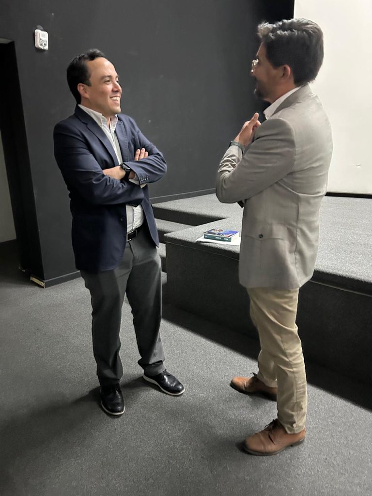 rommelrosas's tweet photo. Un gusto platicar con Alejandro Encinas, Subsecretario de Buen Gobierno, sobre nuestro paso en la #FCPyS, y la necesidad de contar con un centro de profesionalización de los servidores públicos. https://t.co/PPW1h5YRt7