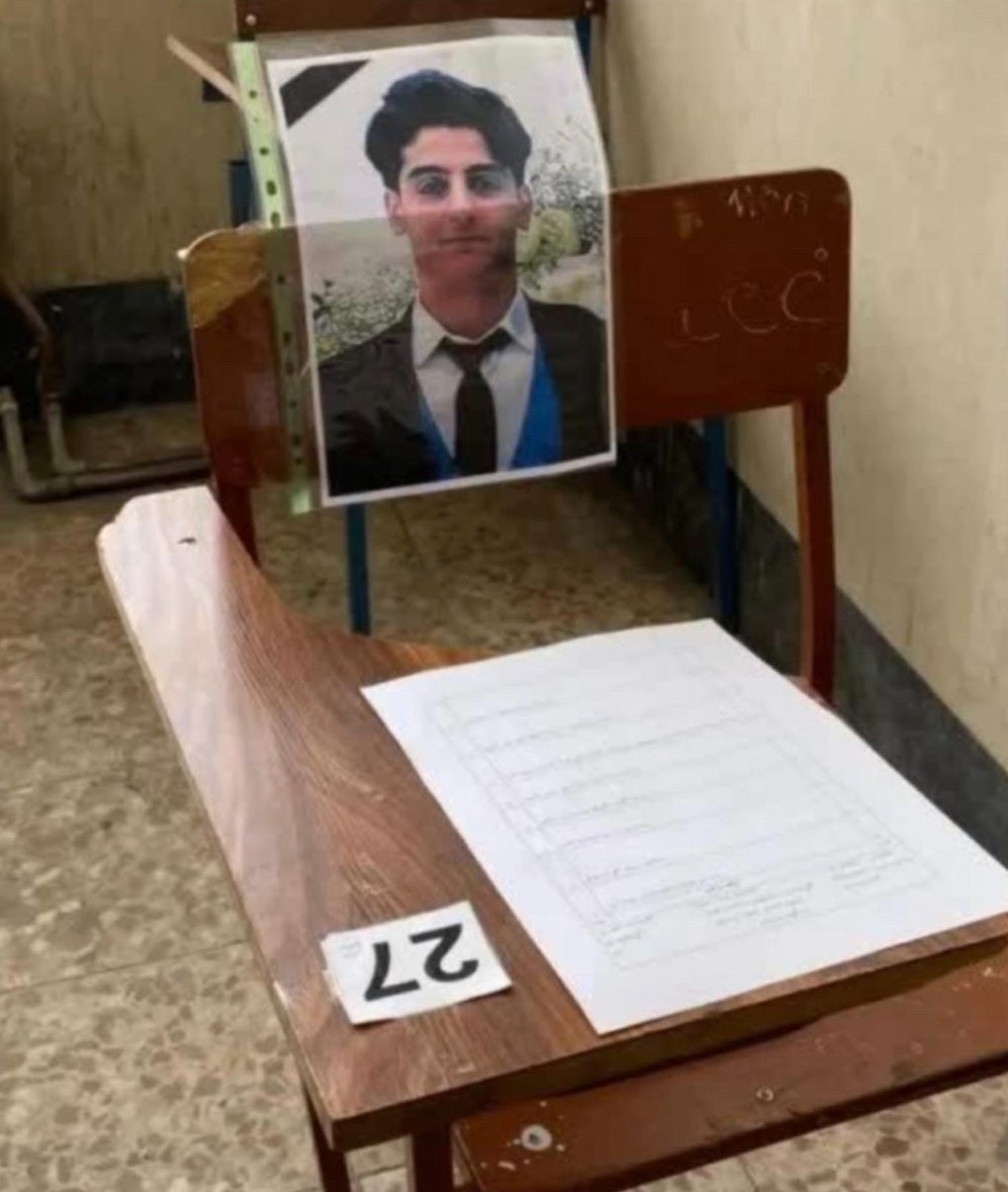 Samiraraahi's tweet image. نیمکت خالی جاویدنام امیرعلی دارابی، ۱۷ ساله و بوکسور که روز ۱۸ دی با شلیک مستقیم نیروهای سرکوبگر علی خامنه‌ای در چالوس به قتل رسید.

#IranMassacre 
#IranRevolution2026