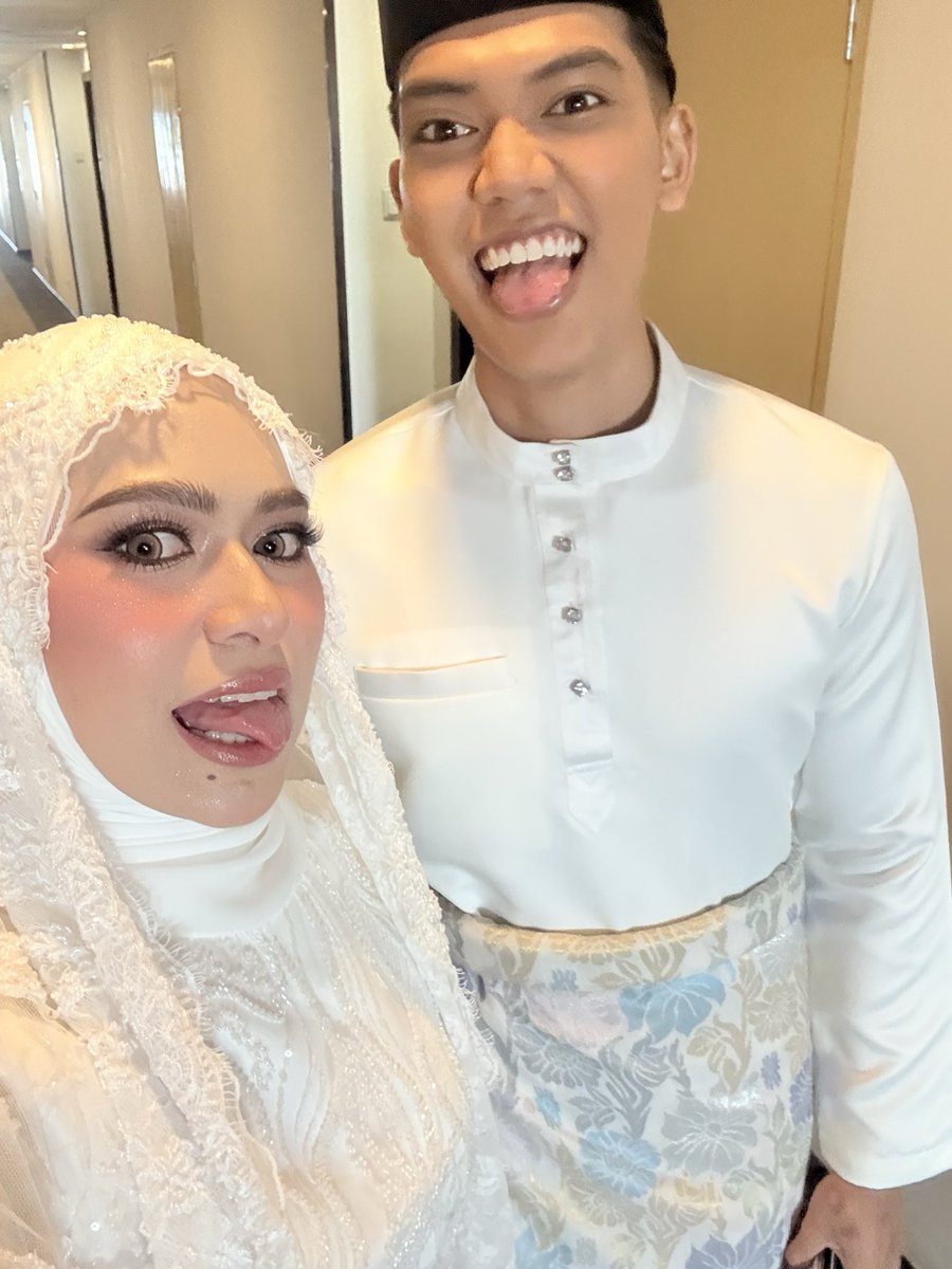 SH33R44's tweet photo. life update : married🤓💍 https://t.co/d3j75efZgC
