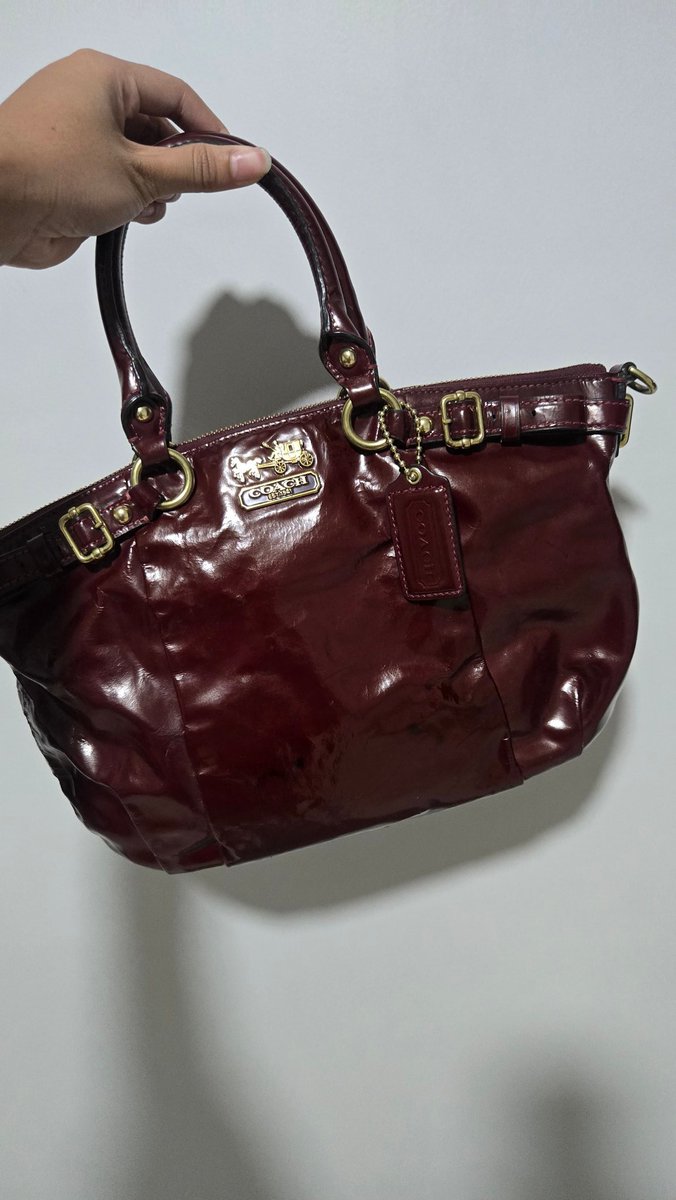 Chanimeoww's tweet photo. Coach หนังแก้ว
สีแดงเข้มมีตำหนิตามรูปมีสายยาวให้มีแท็ก
ราคา 350 ส่งฟรี 
#coach #ส่งต่อกระเป๋ามือสอง #ส่งต่อกระเป๋า #ส่งต่อCoach #ส่งต่อ #ส่งต่อกระเป๋าcoach #ส่งต่อเสื้อผ้า #ส่งต่อรองเท้า #ส่งต่อเสื้อผ้ามือ2 https://t.co/qsDRKcsWDX