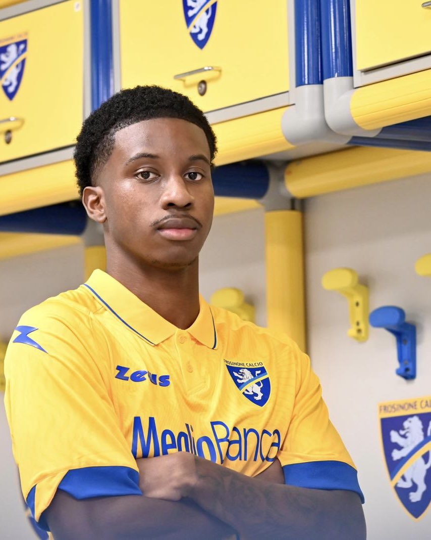 Frosinone1928's tweet photo. Frosinone Calcio comunica di aver raggiunto l’accordo con la società Toronto FC per la cessione del calciatore Damar Dixon. L’attaccante, classe 2004, si trasferirà a titolo temporaneo. https://t.co/8HHRYQEeVi
