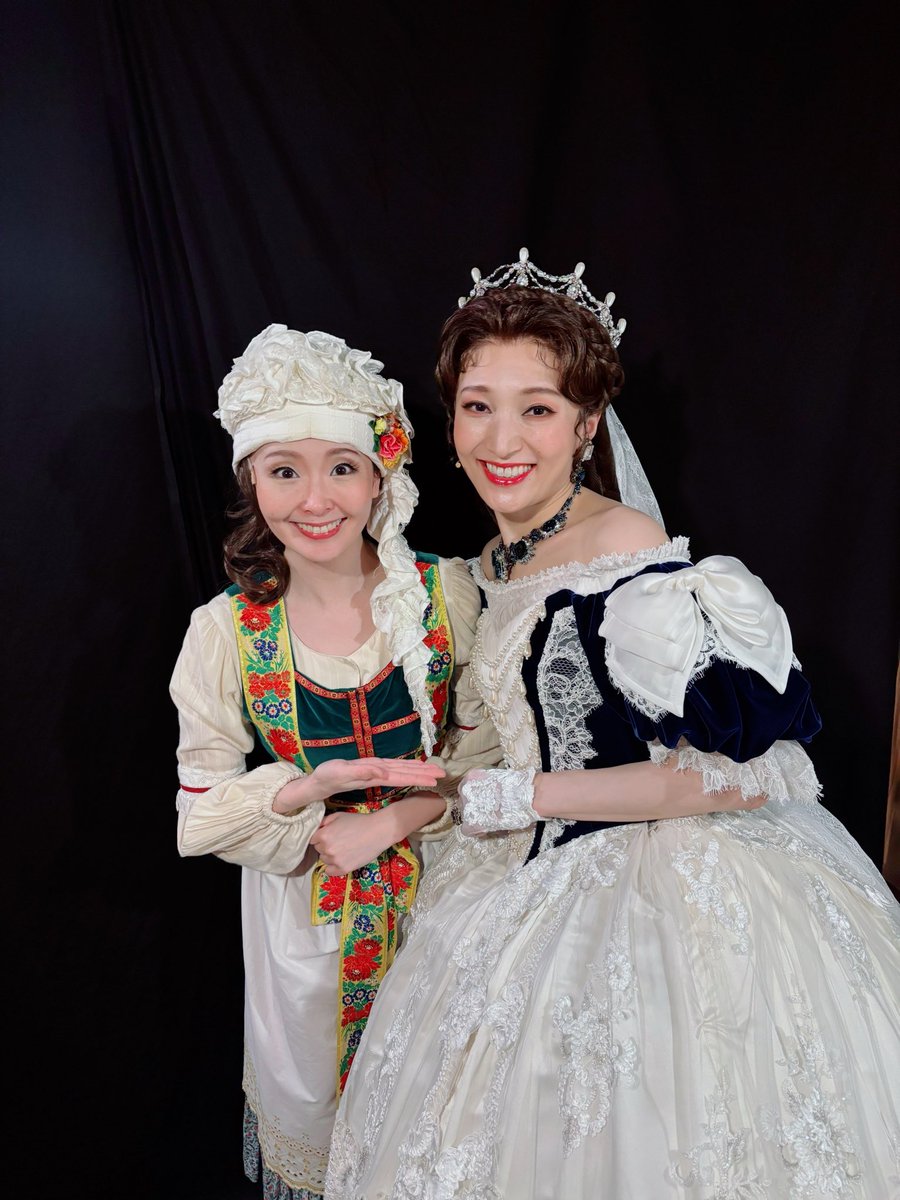 ダブルキャスト千穐楽でした！
ご観劇、配信ご覧下さりありがとうございました✨✨
アーカイブ配信中です💓
まだまだお楽しみください！

あやこさん（#望海風斗)シシィ、いっくん（#山崎育三郎)トート閣下との貴重な📸

明日は大千穐楽。
旅の終わり。

#エリザベート