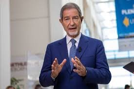 Il ministro Nello Musumeci dichiara che indagherà sul perchè, dopo le frane del 1997, a Niscemi il presidente della Regione Sicilia ( dal 2017 al 2022) Nello Musumeci non abbia fatto nulla.
#Musumeci_dimettiti