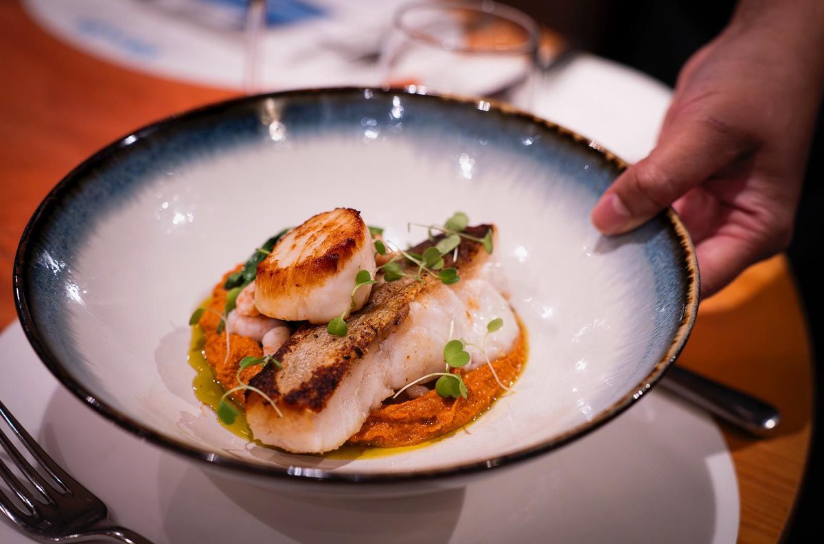 Crispy Business 🐟 🔥 Golden crispy cod, a buttery scallop, and juicy prawns. Read our à  la carte menu  👉 buff.ly/EYRH2AK #GambaGlasgow #SeafoodSpecial #FreshFish #CrispyCod #RomescoSauce #Scallop #Prawns #DinnerDoneRight #RestaurantFood #GlasgowRestaurant