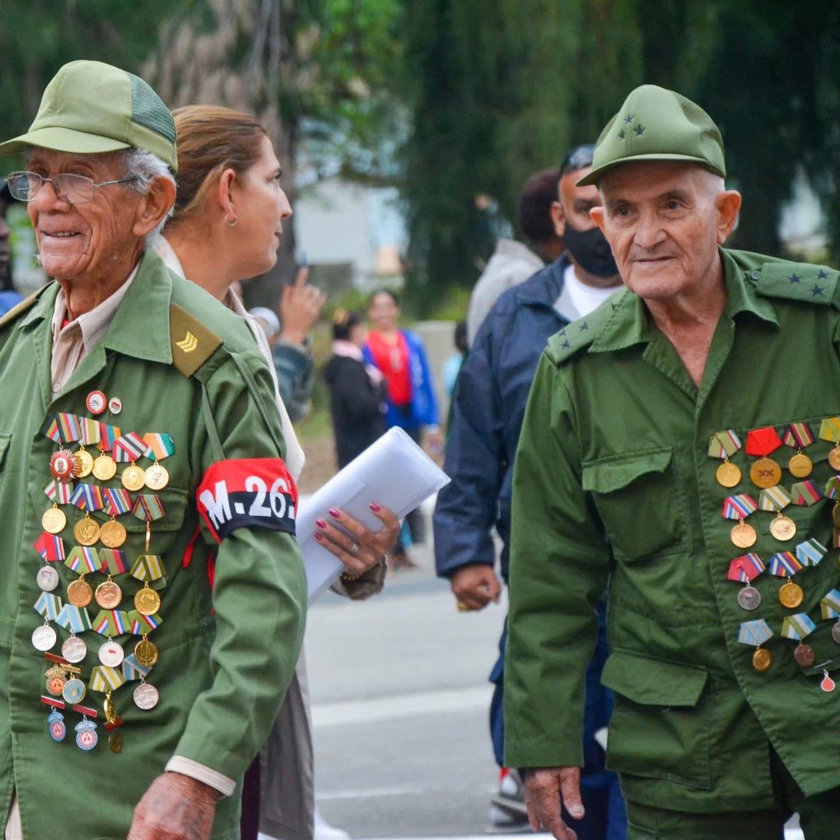 El régimen castrista, acorralado por su propio fracaso, exhibe ancianos cargados de medallas inútiles. Hombres que ya no se sostienen en pie y cuyas condecoraciones no compran pan, medicinas ni dignidad.

Es la imagen de una revolución agotada: usa a sus viejos como propaganda