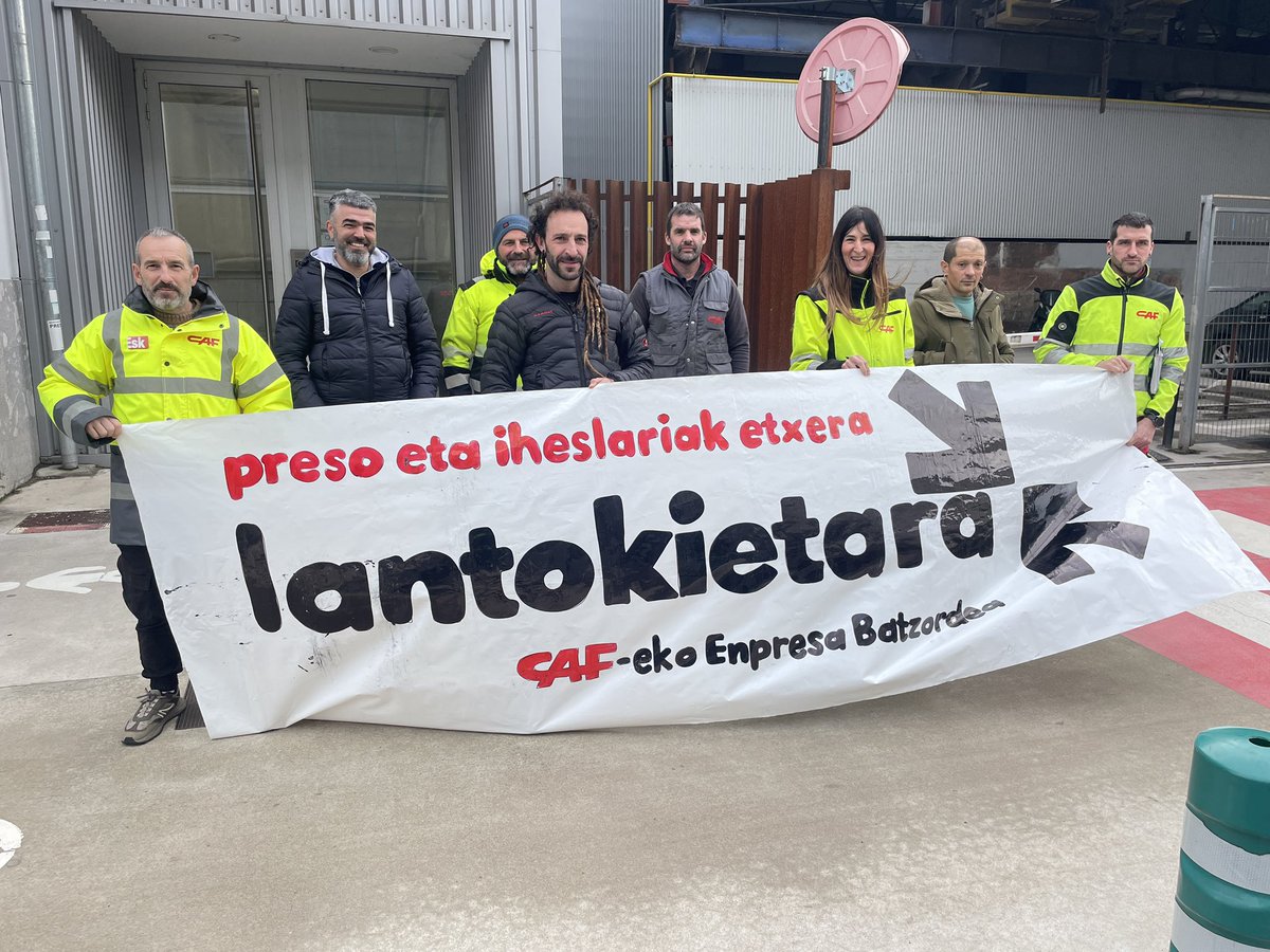 labcaf's tweet image. Urteko lehen mobilizazioa burutu dugu gaurkoan. Zoritxarrez urtea joan eta urtea etorri, hainbat euskal herritar preso, ihesean edo deportatuta daude. 

Guztiak etxean, gure artean izan arte euren etxeratzearen alde mobilizatzen jarraituko dugu.

Denak etxera, LABTEGIETARA!!