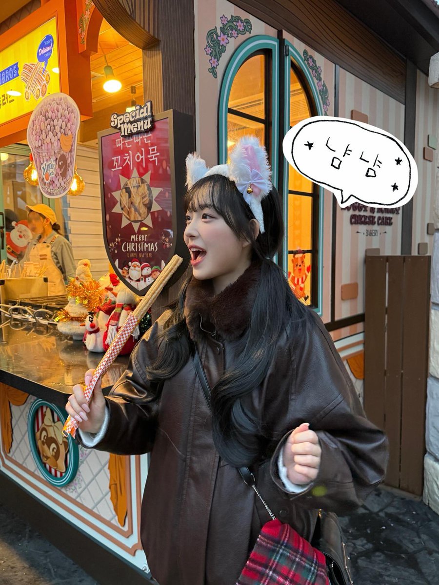 archive0614's tweet image. 롯데월드만 가면 츄러스 먹네