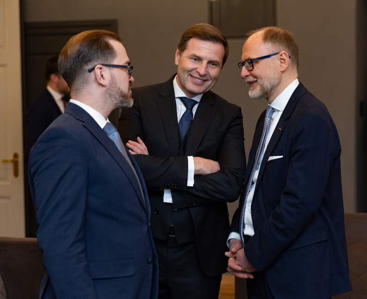 Baltic States boost military mobility!

🇱🇹🇱🇻🇪🇪DefMins agreed on the establishment of the 3B Military Mobility Area so forces &amp; equipment can move fast across Lithuania, Latvia &amp; Estonia. 

In times of crisis, every hour matters.

#WeAreNATO

📸 <a href="/Kaitsevagi/">Estonian Defence Forces | Eesti Kaitsevägi</a>