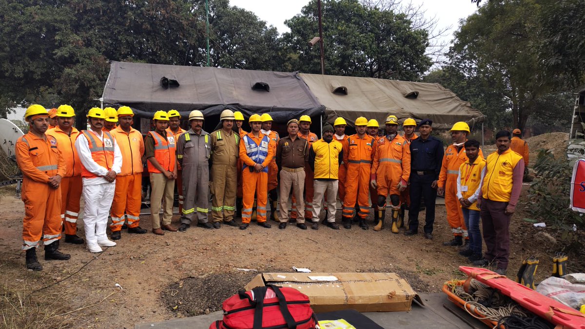 दिनांक 30.01.2026 को फर्टिलाइजर गोरखपुर परिसर में  NDRF व SDRF के साथ अग्निशमन विभाग गोरखपुर  द्वारा संयुक्त रूप से मॉकड्रिल कर रेस्क्यू करने का अभ्यास किया गया।