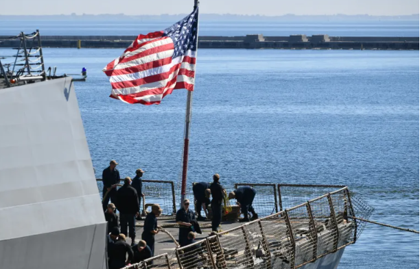 مدمرة أمريكية ترسو في ميناء إيلات 