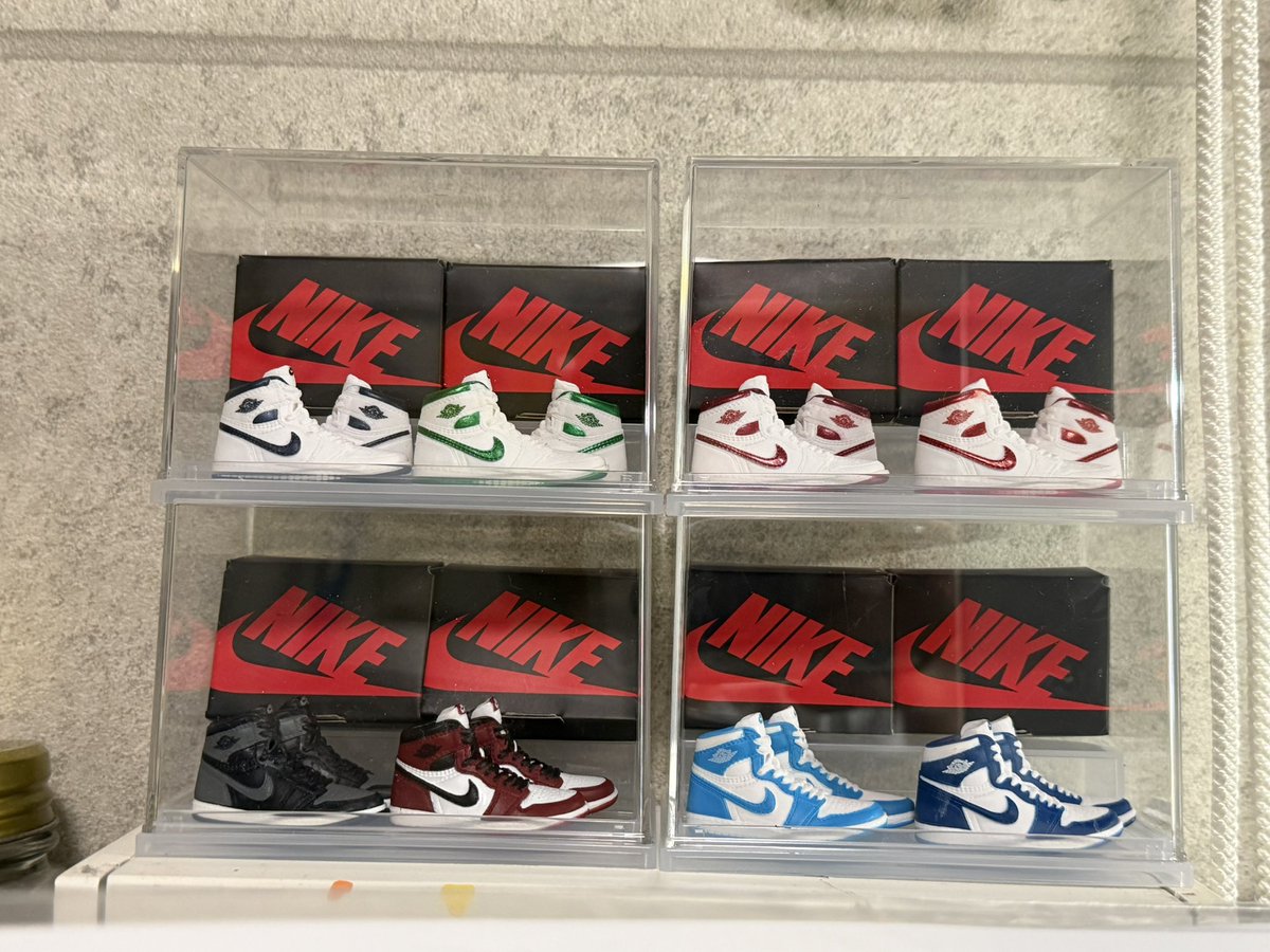 ガチャガチャのAJ1いい感じに並べた〜