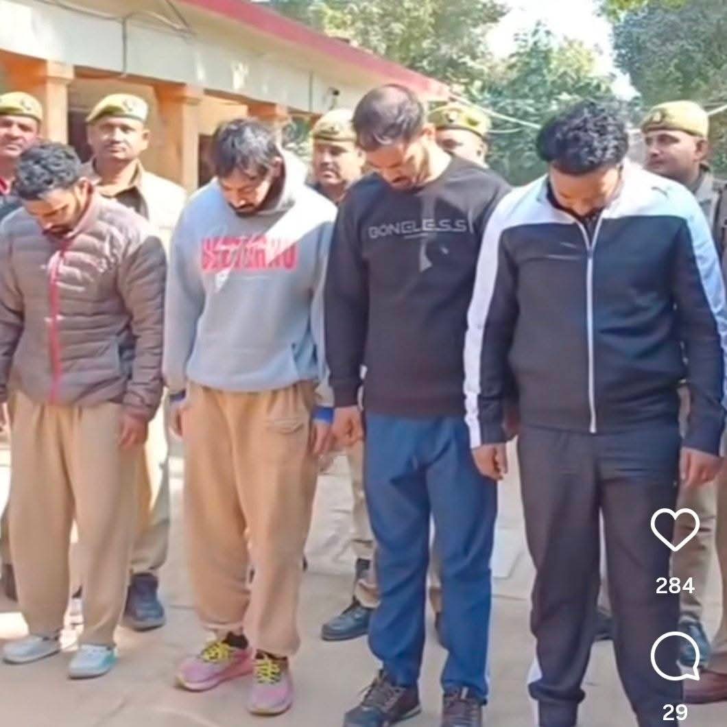 अगर आपकी पत्नी, बहन या बेटी Gym सेंटर जाती है तो आप भी सावधान हो जाइए क्योंकि 

यूपी के मिर्ज़ापुर में जिम सेंटर के आड़ में 'हिंदू बहन बेटियों' के साथ लव जिहाद और धर्मांतरण का खुलासा हुआ है !

इस मामले में प्रशासन ने तगड़ी कार्यवाही की है 🔥

दरअसल मिर्जापुर पुलिस को सूचना मिली