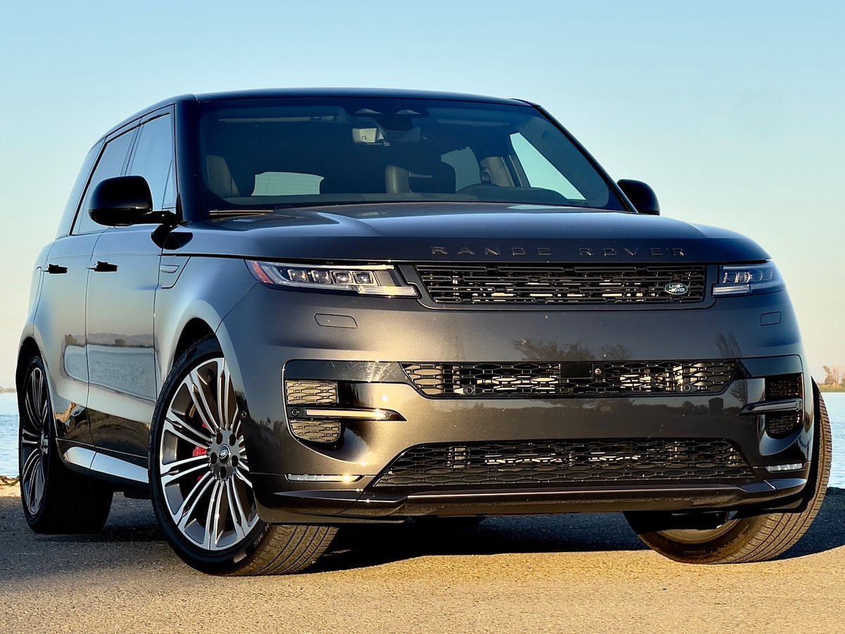 HeadlightNews_'s tweet image. With its formal look and luxurious accoutrements, the  #LandRover Range Rover Sport Hybrid Autobiography isn't just another luxury SUV. #HeadlightNews has the review. bit.ly/4rme6M8 #RangeRover