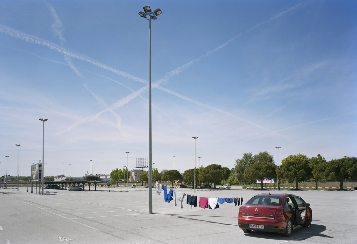versiorac1's tweet photo. 📸 El fotògraf Txema Salvans s'ha dedicat, durant 10 anys, a fotografiar un pàrquing del Carrefour en diumenge.

👉 Trobareu el resultat al llibre "SUNDAY MORNING".

📻 https://t.co/ouL394FWIV https://t.co/Nfx2uJ5S93