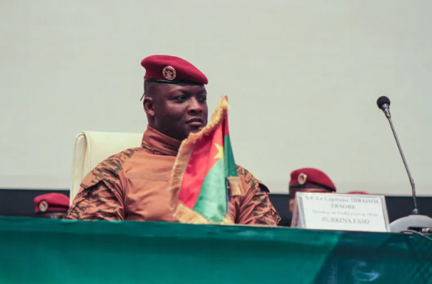 المجلس العسكري في بوركينا فاسو يعتزم حل الأحزاب السياسية 