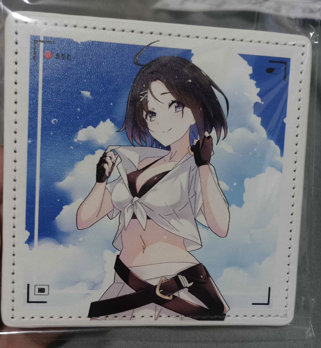 剛剛收到廠商拿到周邊實體的熱騰騰照片好好看喔✨ 飯友跟立牌會晚幾天到。
喔買尬超期待
我有多訂幾組，還想上車的可以DC群呼叫老闆娘（但數量有限 有一些要送人www