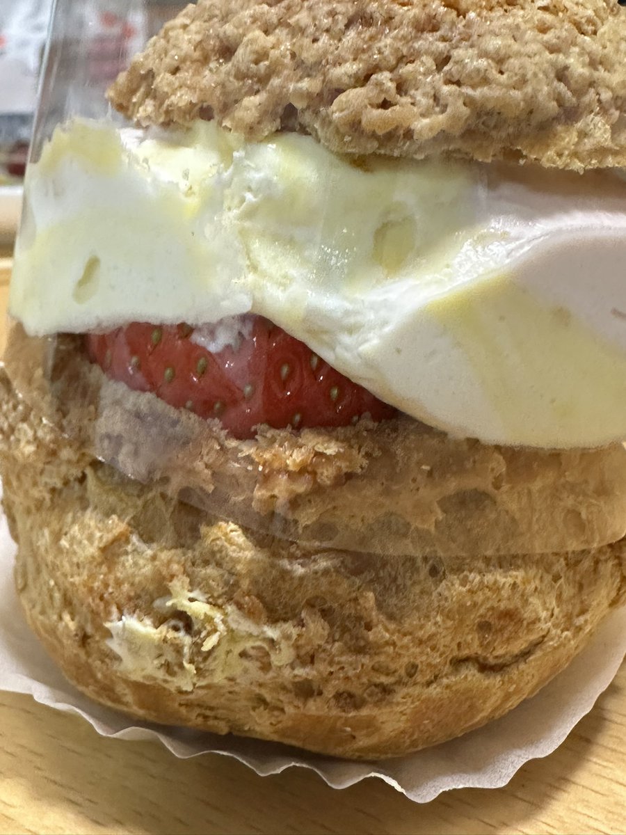 シュークリーム食べてみようかしら