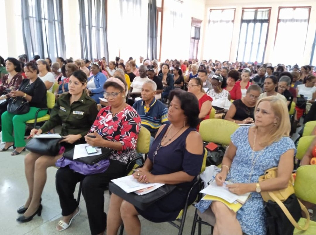 Reunión metodológica a directores de instituciones educativas con la presencia del DGEP, funcionarios del PCC y el MININT.
#municipioSantiago.
#SantiagoDeCuba.