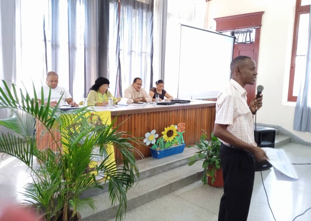 HerediaJul61668's tweet photo. Reunión metodológica a directores de instituciones educativas con la presencia del DGEP, funcionarios del PCC y el MININT.
#municipioSantiago.
#SantiagoDeCuba. https://t.co/9YaNlNdE6U