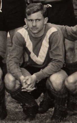 ElFortindeVelez's tweet photo. ◼️ Lamentamos comunicar el fallecimiento de César Repetto, ex jugador de #Vélez a la edad de 80 años.
Oriundo de Zárate,jugó 3 partidos en 1966 y convirtió 1 gol, el día del debut en el triunfo ante GELP en el bosque.
Siguió su carrera en #Dalmine y #CADU en el ascenso.
Q.E.P.D.