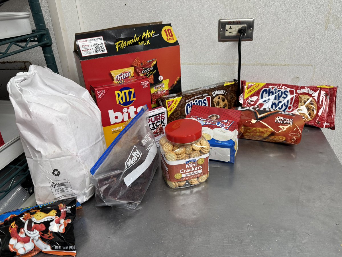 laura robles tweet media