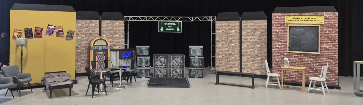 SetForTheShow tweet media