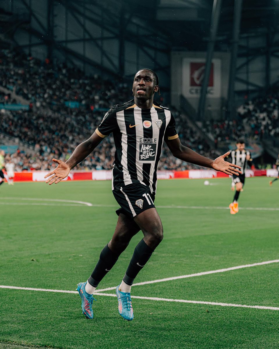 Fenerbahçe Sportif Direktörü Devin Özek, Sidiki Cherif transferini zorunlu satın alma opsiyonuyla bitirmek için Fransa'ya seyahat ediyor.

(Sky Sport / Luca Bendoni)