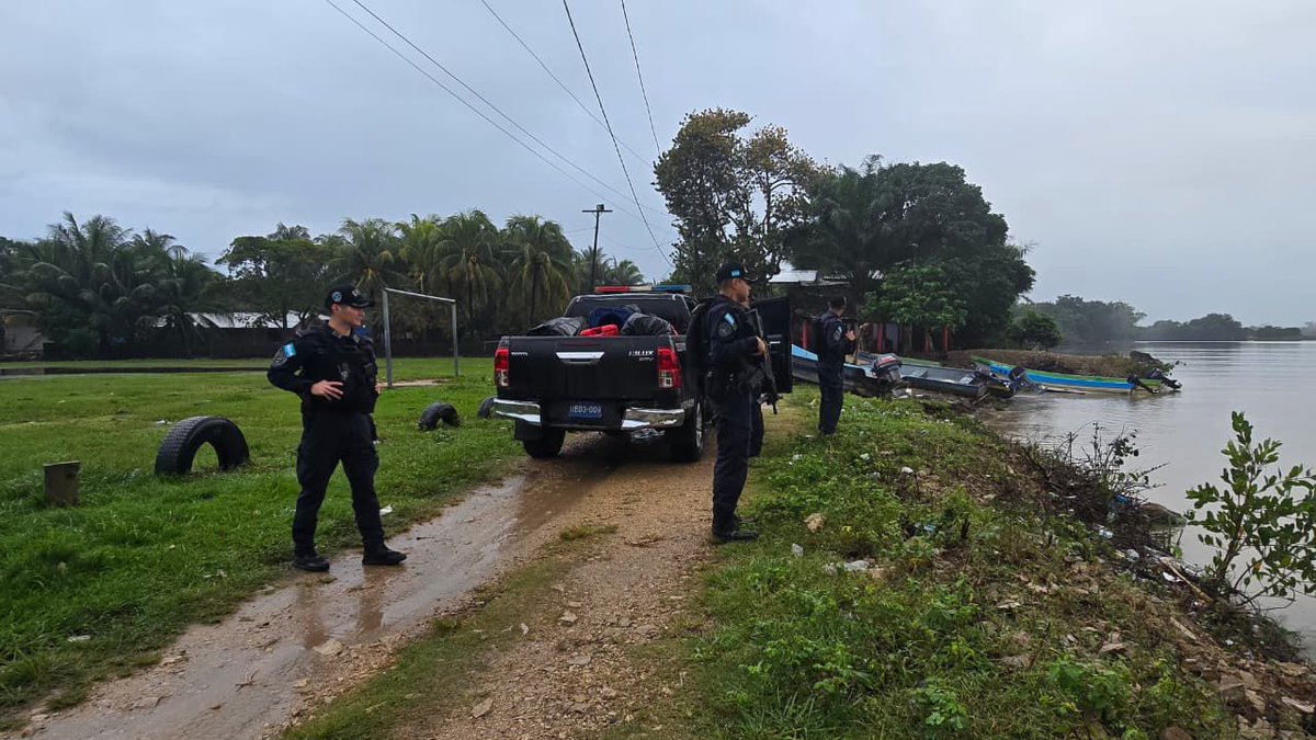 SSEGURIDADHN's tweet photo. Ante las últimas lluvias en la zona norte del país la
@PoliciaHonduras a través de la @DNFEHN , envió  un equipo de especialistas en operaciones fluviales con el propósito de realizar supervisión y patrullajes de prevención ante los daños significativos provocadas por el temporal https://t.co/CnbjK1IQMz