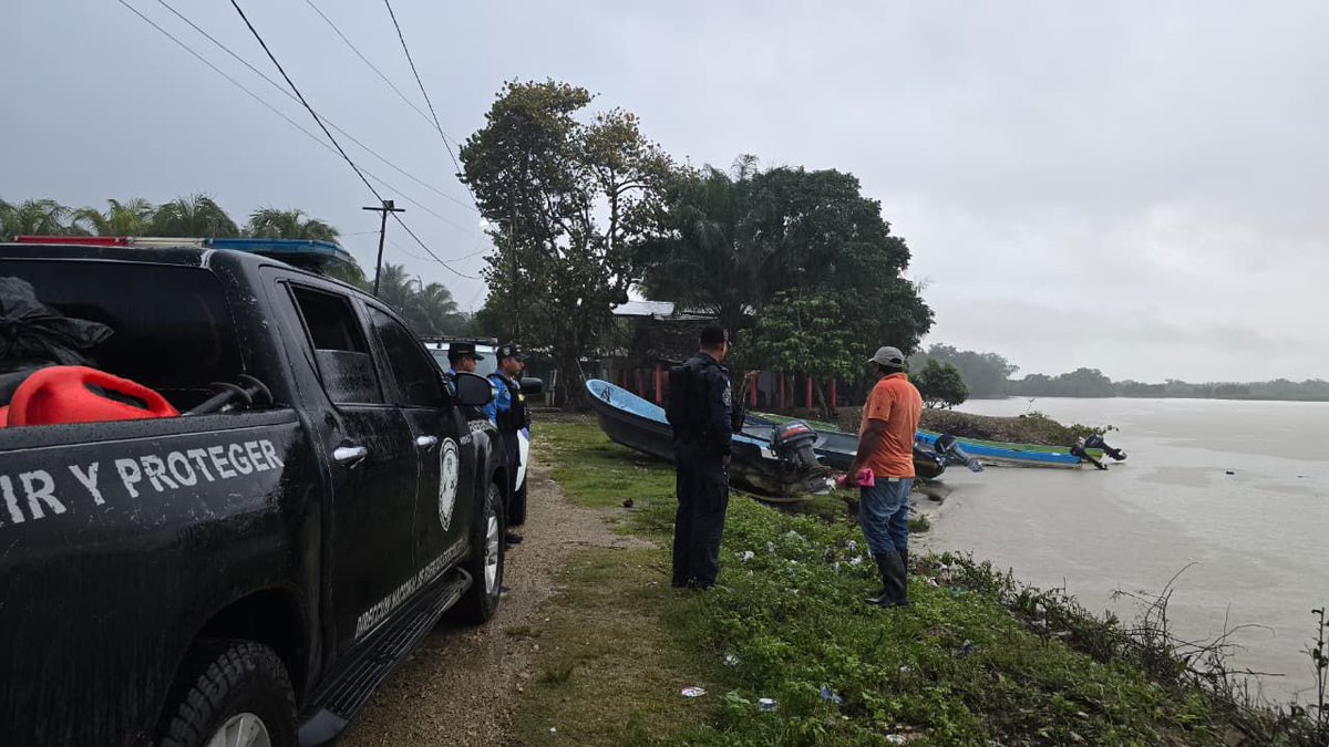 SSEGURIDADHN's tweet photo. Ante las últimas lluvias en la zona norte del país la
@PoliciaHonduras a través de la @DNFEHN , envió  un equipo de especialistas en operaciones fluviales con el propósito de realizar supervisión y patrullajes de prevención ante los daños significativos provocadas por el temporal https://t.co/CnbjK1IQMz