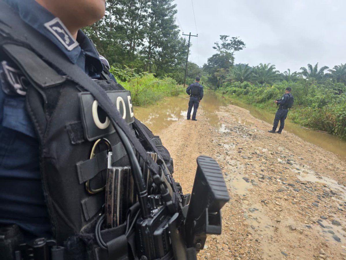SSEGURIDADHN's tweet photo. Ante las últimas lluvias en la zona norte del país la
@PoliciaHonduras a través de la @DNFEHN , envió  un equipo de especialistas en operaciones fluviales con el propósito de realizar supervisión y patrullajes de prevención ante los daños significativos provocadas por el temporal https://t.co/CnbjK1IQMz