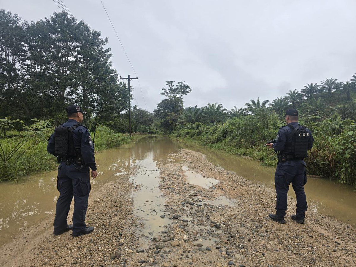 SSEGURIDADHN's tweet photo. Ante las últimas lluvias en la zona norte del país la
@PoliciaHonduras a través de la @DNFEHN , envió  un equipo de especialistas en operaciones fluviales con el propósito de realizar supervisión y patrullajes de prevención ante los daños significativos provocadas por el temporal https://t.co/CnbjK1IQMz