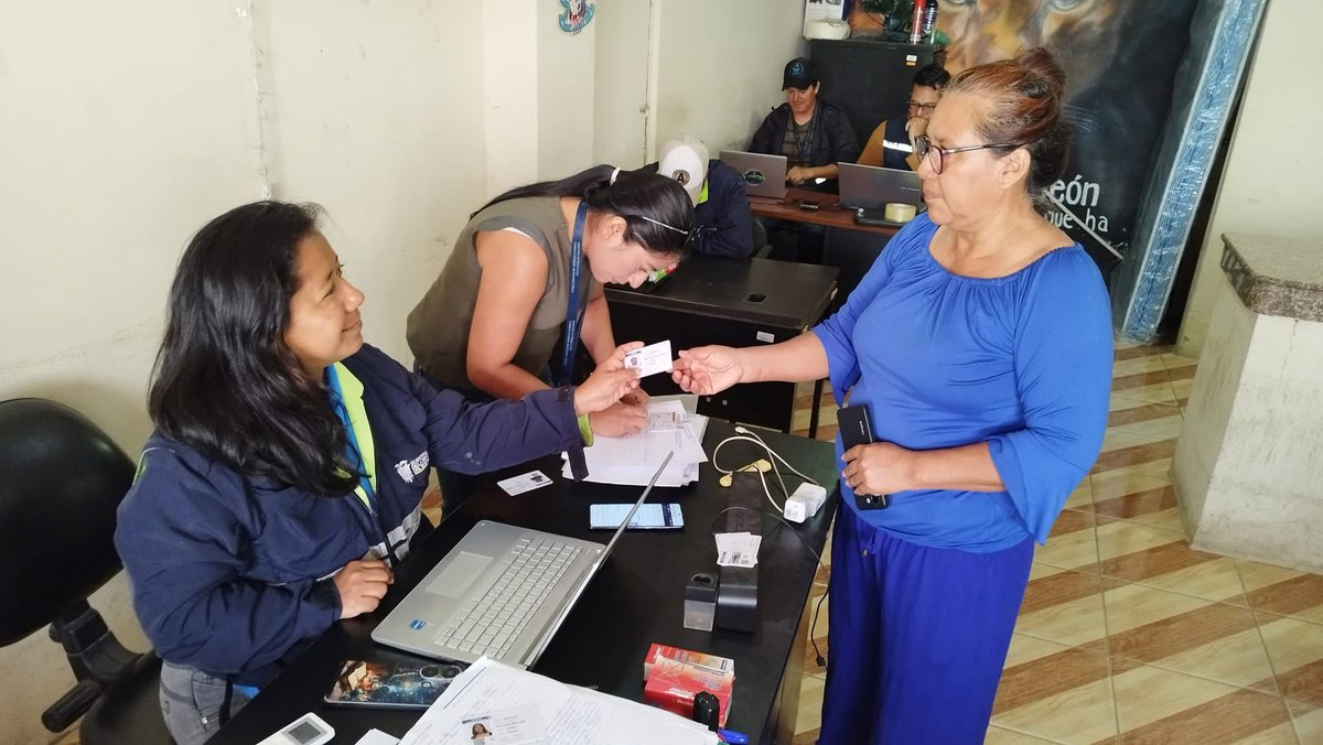Agricultura_CZ5's tweet photo. #SantaElena | En Puerto de Chanduy, atendemos  al sector pesquero con entrega de credenciales y registro de embarcaciones, fortaleciendo el ordenamiento, la seguridad jurídica y el desarrollo productivo local.

#ElNuevoEcuador https://t.co/9fyTRTTwtD
