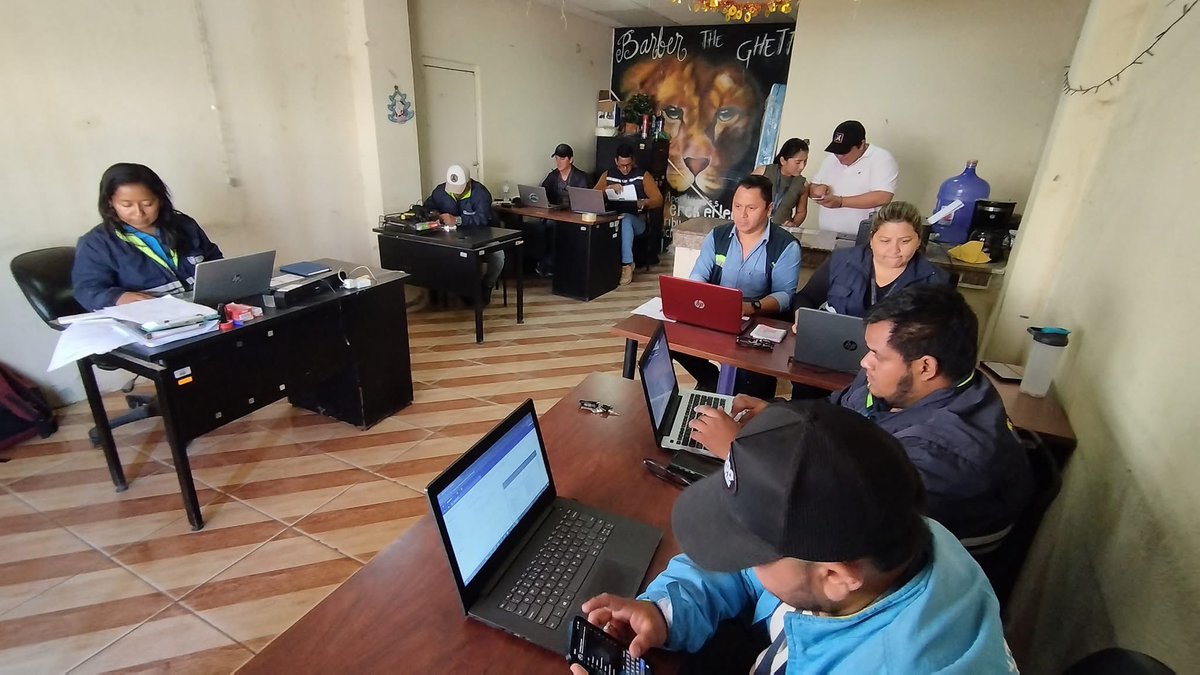 Agricultura_CZ5's tweet photo. #SantaElena | En Puerto de Chanduy, atendemos  al sector pesquero con entrega de credenciales y registro de embarcaciones, fortaleciendo el ordenamiento, la seguridad jurídica y el desarrollo productivo local.

#ElNuevoEcuador https://t.co/9fyTRTTwtD